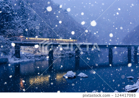The first train on the Takayama Main Line runs through the snow at dawn 124417093