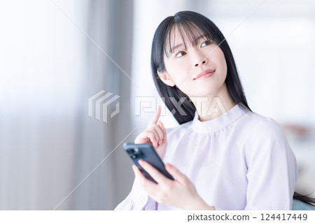 在家操作智能手機的少婦 在家操作智能手機的少婦 124417449