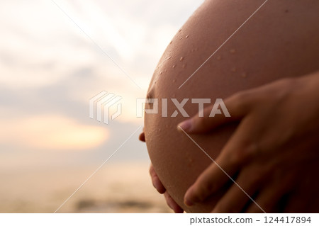 Belly of a pregnant mother 124417894