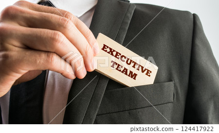 Businessman displaying a card - Executive Team 124417922