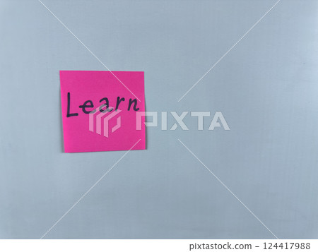 Sticky note with the word Learn written on it, pinned on white background. Photo symbolizes education, knowledge, and growth. Perfect for illustrating concepts of learning and personal development 124417988