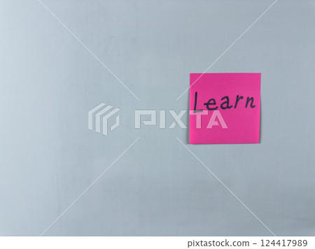 Sticky note with the word Learn written on it, placed on white background. Ideal for illustrating themes of education, knowledge, and personal growth. Great for concept creation 124417989