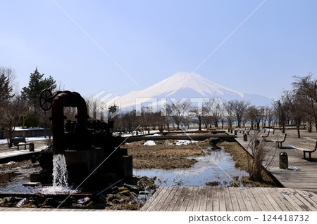 來自山中湖廣場“基拉拉”的富士山 124418732