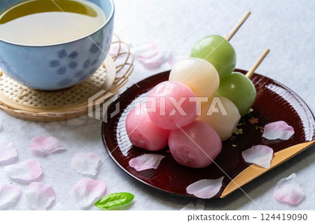 [Food ingredients] Three-color dango and cherry blossom viewing image 124419090