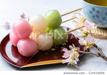 [Food ingredients] Three-color dango and cherry blossom viewing image 124419098