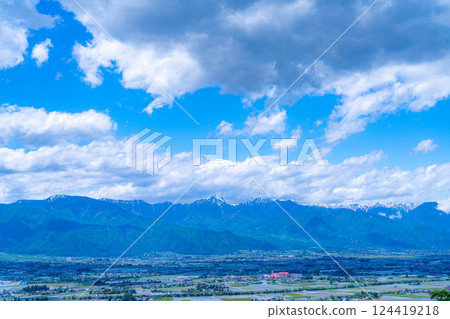 [Early summer materials] Azumino in early summer, a town surrounded by the Northern Alps [Nagano Prefecture] 124419218