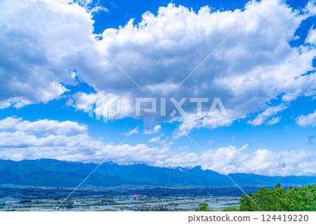 【初夏素材】北阿爾卑斯山環繞的小鎮，初夏的安曇野【長野縣】 124419220