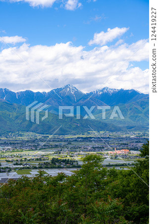 [Early summer materials] Azumino in early summer, a town surrounded by the Northern Alps [Nagano Prefecture] 124419227