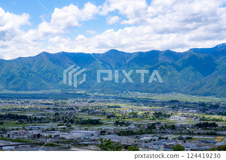 [Early summer materials] Azumino in early summer, a town surrounded by the Northern Alps [Nagano Prefecture] 124419230