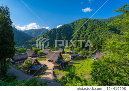 [World Heritage] Gokayama and Suganuma Gassho-style Village in early summer [Toyama Prefecture] 124419298