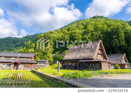 [World Heritage] Gokayama and Suganuma Gassho-style Village in early summer [Toyama Prefecture] 124419316