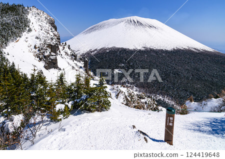 從黑番山和矢裡加屋山眺望的淺間山冬季風景(巧克力蛋糕) 從黑番山和矢裡加屋山眺望的淺間山冬季風景(巧克力蛋糕) 124419648
