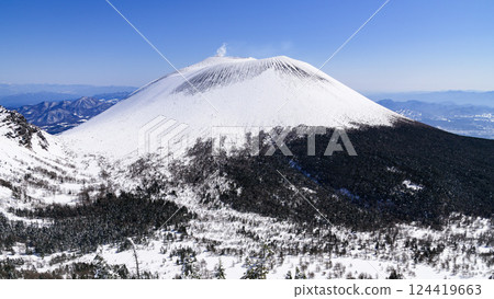 A clear sky and a spectacular view of Mt. Asama during the harsh winter (snowscape) 124419663