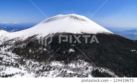 嚴冬期間，天空晴朗，淺間山景色壯麗（雪景） 124419673