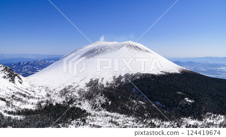 嚴冬期間,天空晴朗,淺間山景色壯麗(雪景) 嚴冬期間,天空晴朗,淺間山景色壯麗(雪景) 124419674