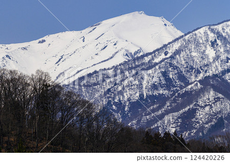 A spectacular view of Mt. Tanigawa from the foot of the mountain in Minakami Town (snowy mountain) A spectacular view of Mt. Tanigawa from the foot of the mountain in Minakami Town (snowy mountain) 124420226