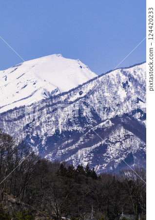 從水上町的山腳望去，谷川岳的壯麗景色（雪山） 124420233