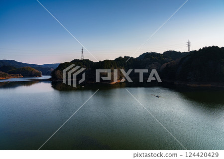 Wind blowing across the lake surface: Spring 2025 at Nara Nunome Dam, the opposite shore illuminated by the setting sun② Wind blowing across the lake surface: Spring 2025 at Nara Nunome Dam, the opposite shore illuminated by the setting sun② 124420429