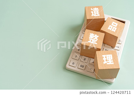 A block with the words "sorting belongings" written on it and a calculator A block with the words "sorting belongings" written on it and a calculator 124420711