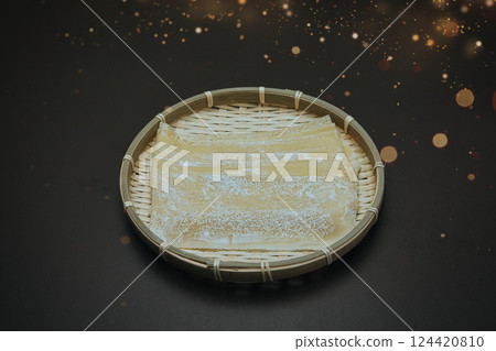 Wide, raw, unboiled noodles Wide, raw, unboiled noodles 124420810