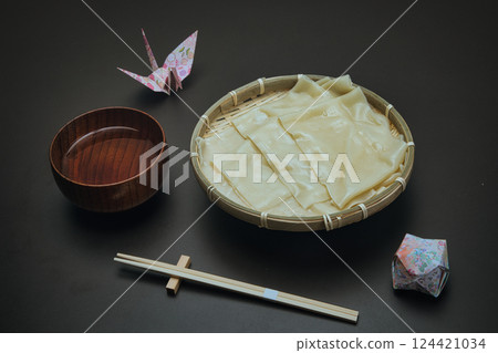 煮熟後放入漏杓的寬鬼火川烏龍麵 煮熟後放入漏杓的寬鬼火川烏龍麵 124421034