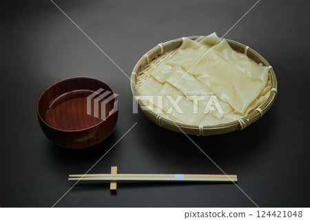 Boiled and served in a colander, wide Oni Himokawa udon noodles 124421048