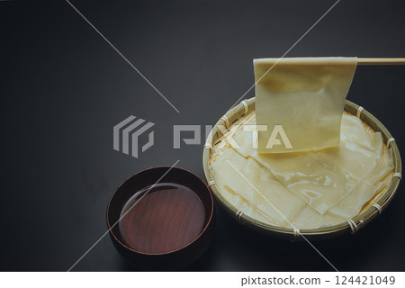 Boiled and served in a colander, wide Oni Himokawa udon noodles 124421049