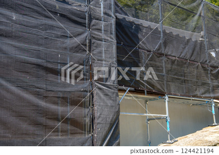 Mesh sheet covering the construction site 124421194