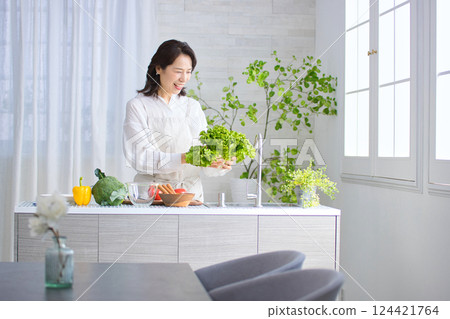 Middle woman cooking in the kitchen 124421764