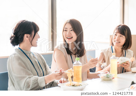 女商人在公司餐廳/休息室吃午餐 124421778