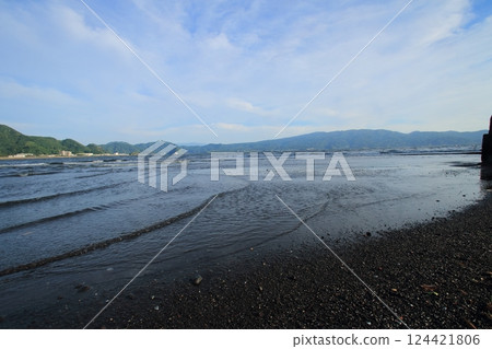 浪潮在沙灘上擊敗 浪潮在沙灘上擊敗 124421806