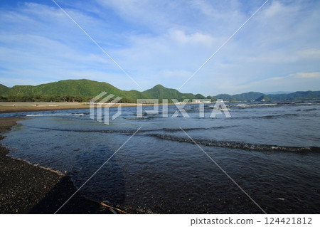 Waves to beat on the sandy beach Waves to beat on the sandy beach 124421812