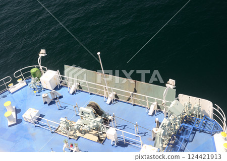 The bow deck while sailing 124421913