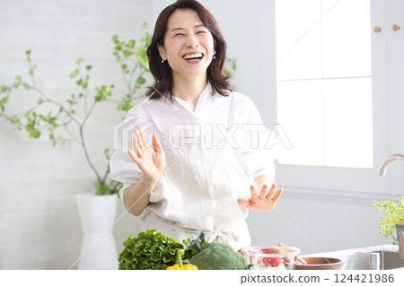 在廚房裡做飯的中年女人 124421986