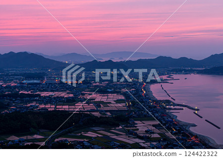 從大阪嶺眺望的紅色稻田和瀨戶內海 124422322