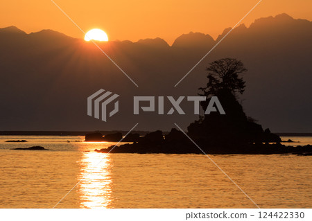 Amaharashi Coast where you can see the sunrise over the Tateyama mountain range Amaharashi Coast where you can see the sunrise over the Tateyama mountain range 124422330