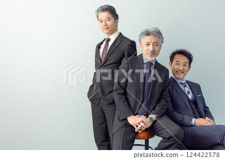 酷酷的中年男性商務人士 124422578