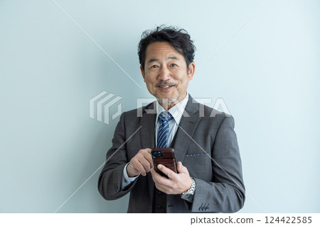 中年男性商人、智慧型手機 124422585