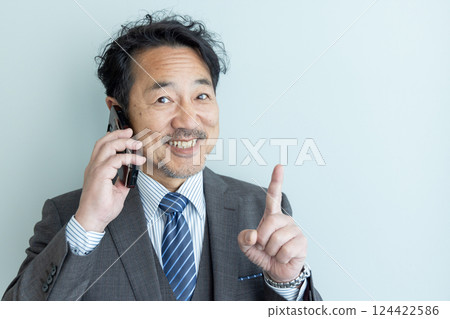 中年男性商人、智慧型手機 中年男性商人、智慧型手機 124422586