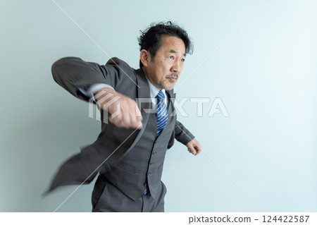 穿著西裝的男人,充滿活力 穿著西裝的男人,充滿活力 124422587