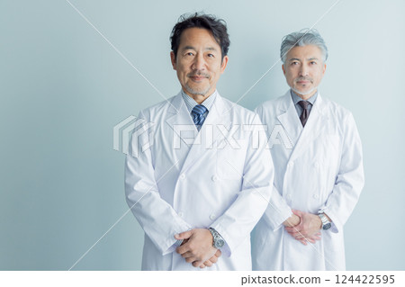 穿白大褂的中年男子 124422595