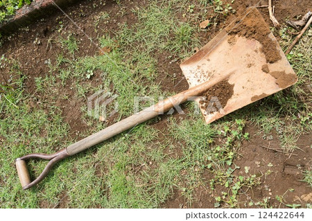 Dirt-covered shovel Dirt-covered shovel 124422644