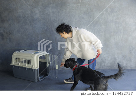 一名男子正在訓練一名狗 124422737