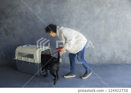 一名男子正在訓練一名狗 一名男子正在訓練一名狗 124422738