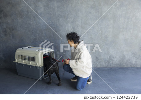 一名男子正在訓練一名狗 124422739