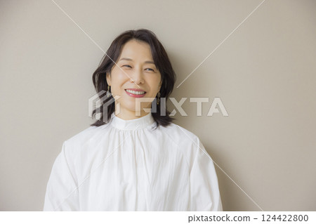 Middle-aged woman in a white shirt 124422800