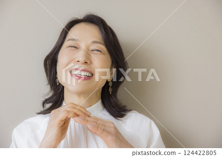 穿白襯衫的中年婦女 穿白襯衫的中年婦女 124422805