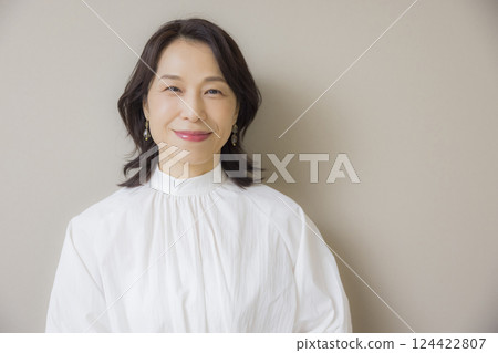 穿白襯衫的中年婦女 124422807