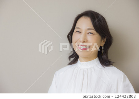 穿白襯衫的中年婦女 124422808