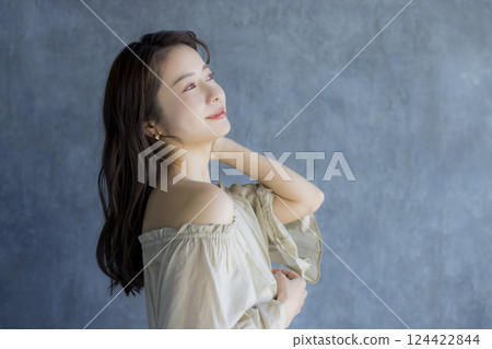 露肩的女人 124422844